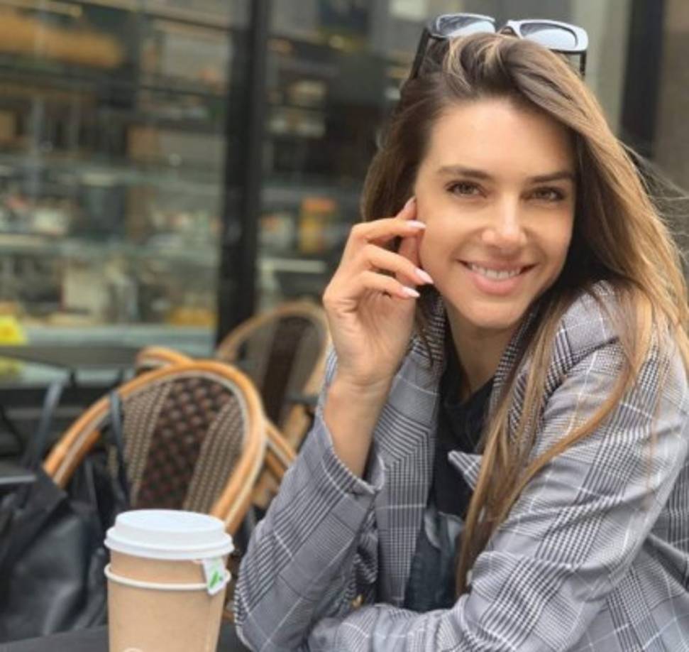 La modelo ha conseguido brillar por sí sola y a sus 25 años de edad, la joven tiene su propio séquito de seguidores, gracias a una extensa carrera en el modelaje. <br/><br/>Ferrer ha sido portadas de revista como Bazar y Cosmopolitan de Estados Unidos.<br/>