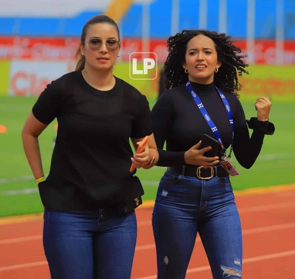 Las guapas periodistas de Diario Diez, Jenny Fernández y Emma Ramos, tuvieron mucho trabajo con la Gran Final.