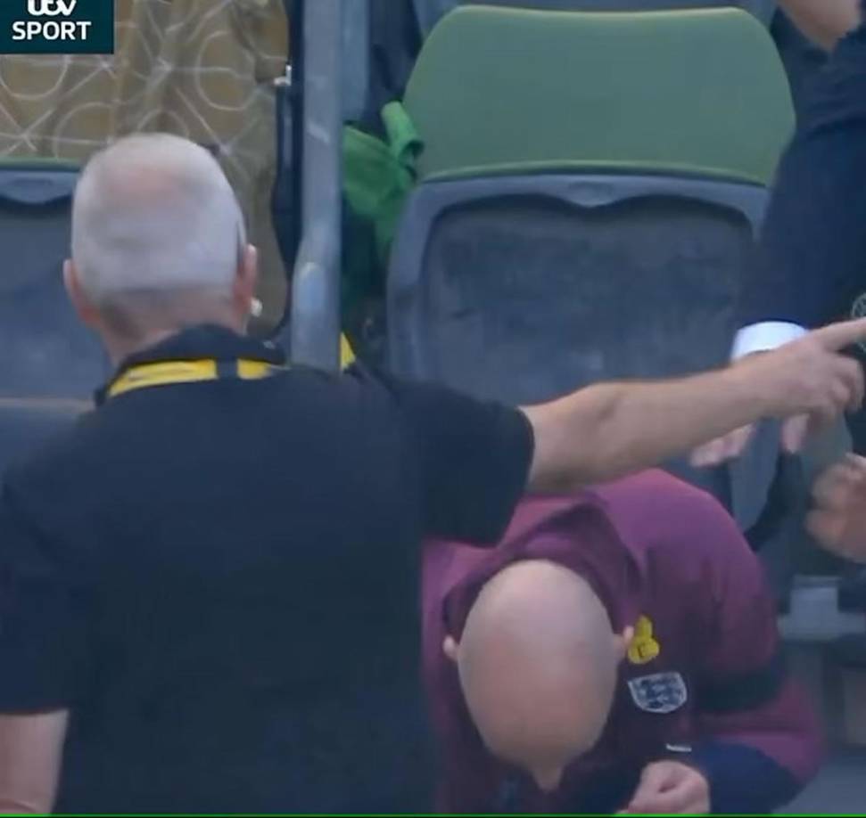 Lee Carsley salió de vestuarios y, de inmediato, se dirigió al banquillo local, el de Irlanda. Incluso, llegó a sentarse, pero, de inmediato, le advirtieron de su error y se dirigió a su banquillo, el de Inglaterra.