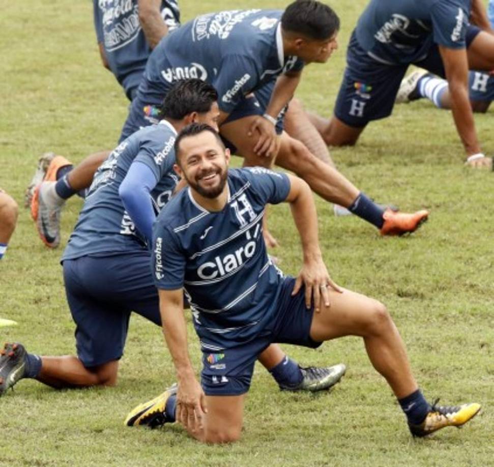 Entre risas se la pasaron entrenando los jugadores de la Bicolor.