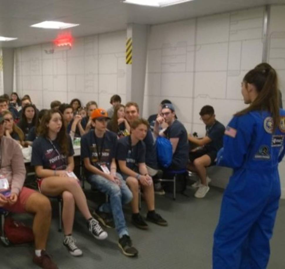 Estando en el Planeta Rojo, junto a sus compañeros de trabajo, Alyssa diseñará y desarrollará su propio hábitat, cultivará sus alimentos y buscará vida en el planeta durante dos a tres años.