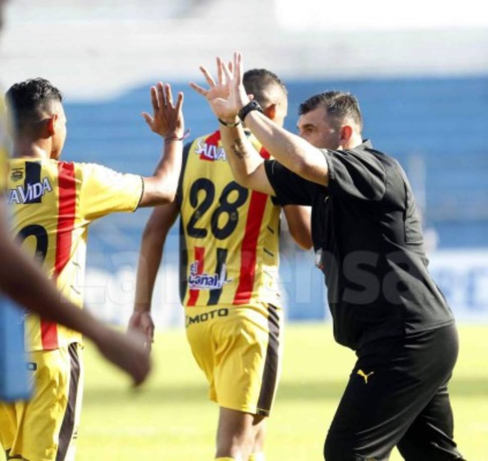 El entrenador uruguayo del Real España, Martín 'Tato' García, celebrando el gol de Mario Martínez.