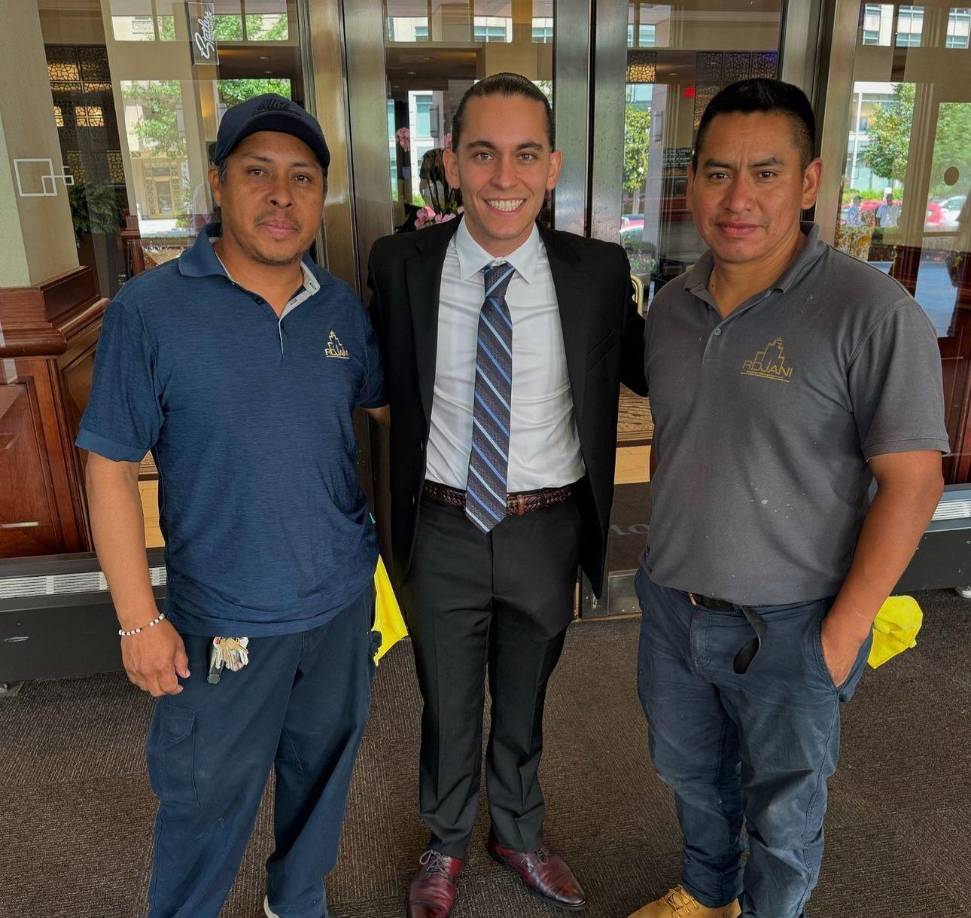 Y es que este joven abogado, que tiene más de 10 millones de seguidores sumados a sus redes sociales, ha trabajado muy duro para conquistar sus sueños, es un fiel defensor de los Derechos Humanos de los migrantes que llegan a los Estados Unidos.