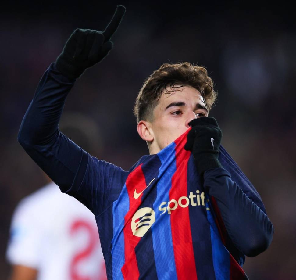 Gavi ya está inscrito definitivamente en La Liga. El sevillano ya forma parte de la plantilla del primer equipo tras el visto bueno y lucirá el número 6.