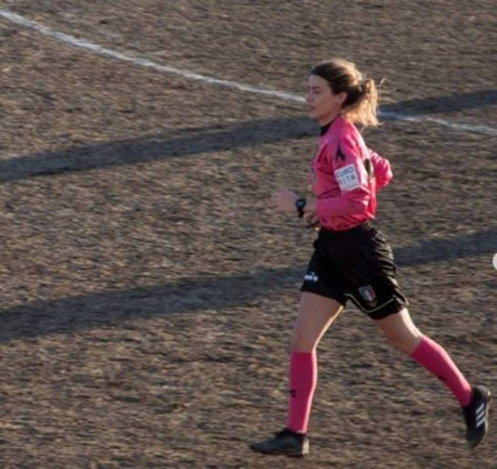 Giulia Nicastro es una joven árbitro que fue severamente insultada por jugadores de un equipo juvenil italiano.