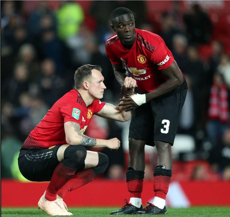Según los informes, Eric Bailly y Phil Jones les dijeron a sus compañeros de equipo que dejarán el Manchester United en verano, publicó el Daily Star. La pareja solo ha sido titular cinco veces en la Premier League y son la 4ª y la 5ª opción detrás de jugadores como Harry Maguire, Victor Lindelöf y Raphael Varane.