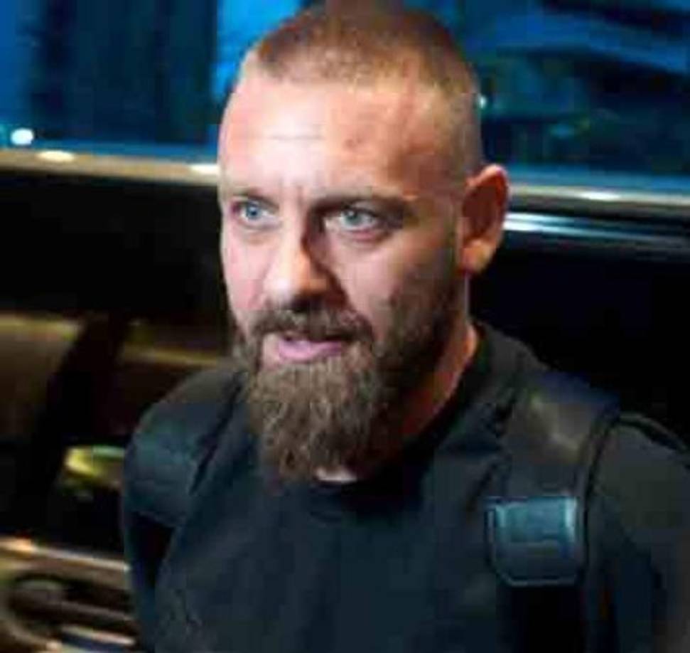 Daniele De Rossi: Bombazo. Tras 18 años de vestir solo la camiseta de la Roma de Italia, el campeón del mundo con Italia en el 2006 ha llegado a Argentina para jugar con Boca Juniors. El mediocampista de 36 años de edad cumplirá uno de sus grande sueños.