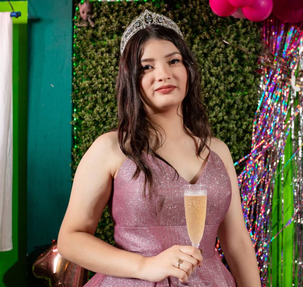 De igual manera, se continuó con el protocolo festivo, desde el cambio de zapatilla hasta la puesta del anillo; símbolos preciados en una fiesta de quince años que fueron protagonizados por hermano y su madre. Más tarde, llegó el esperado momento de brindar por la vida y alegría de la quinceañera. 