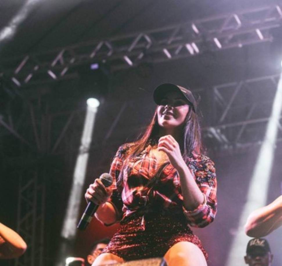 La hermosa brasileña disfrutando cantando frente a cientos de personas.
