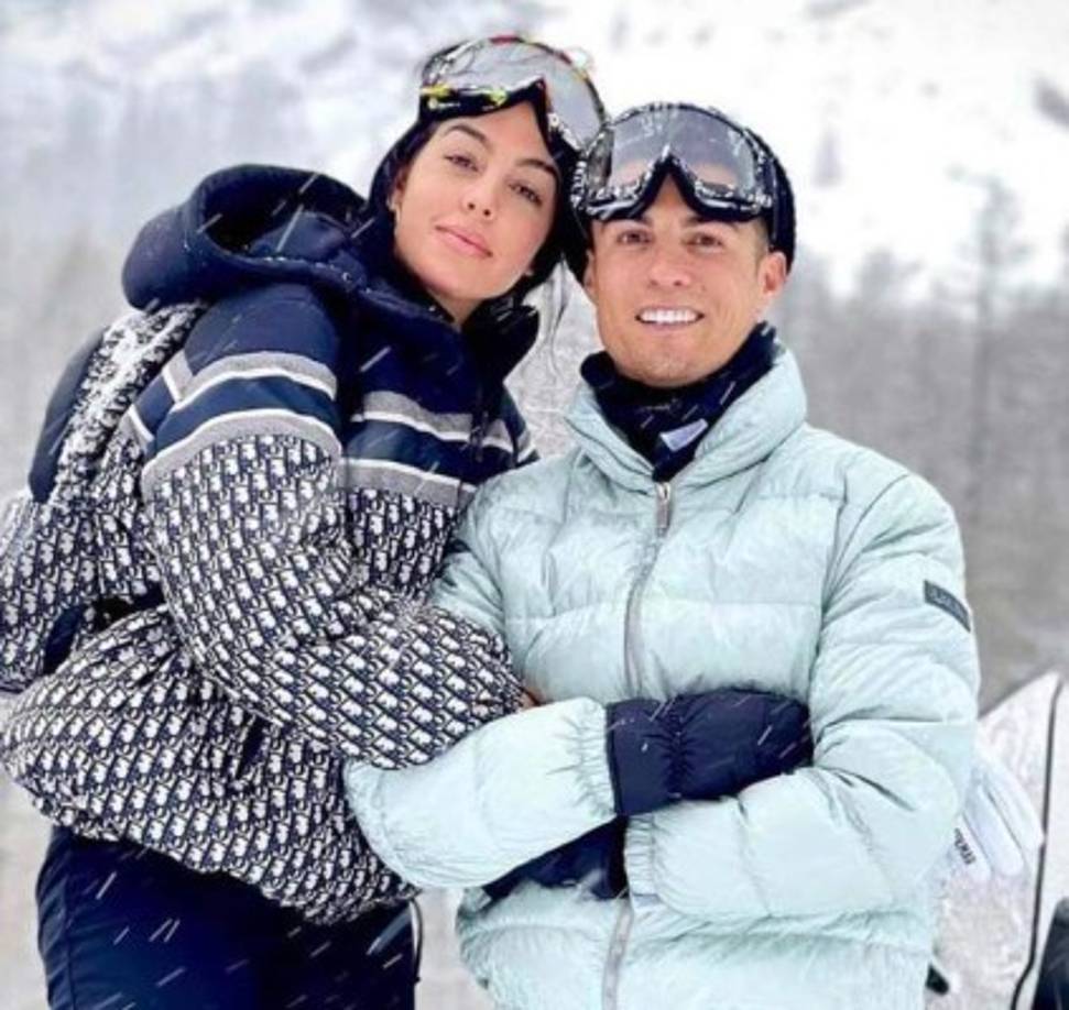 Más enamorado que nunca de Georgina Rodríguez, con quien podría pasar por el altar este verano, y feliz con sus 4 hijos, Cristiano Jr, Mateo, Eva y Alana Martina, el portugués disfrutó de su cumpleaños.