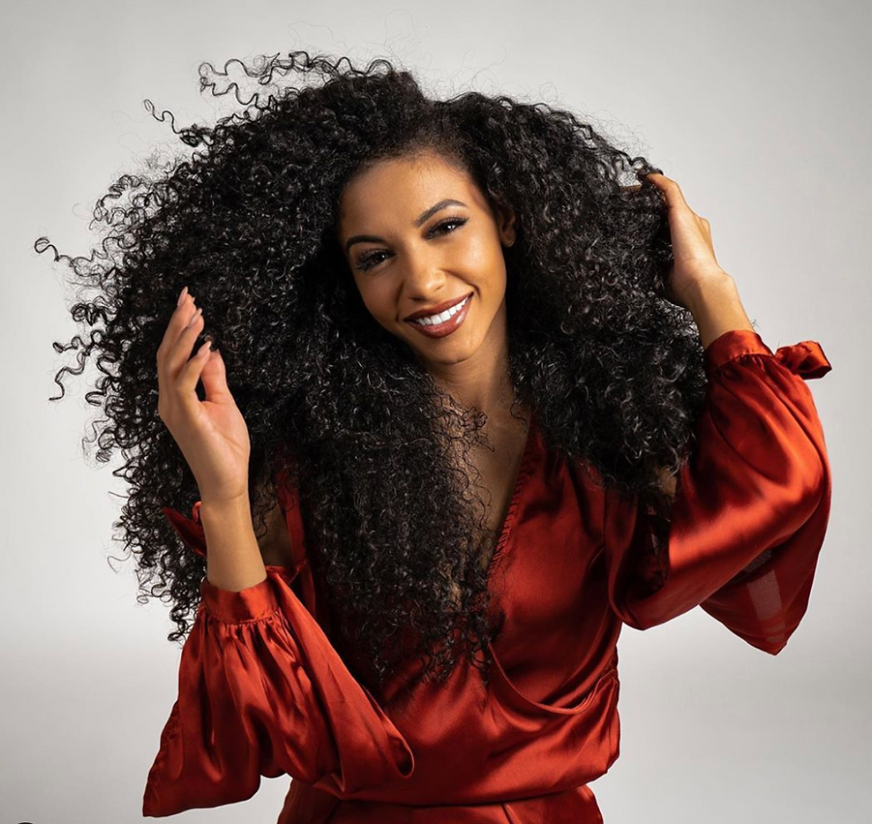 Antes de competir en Miss USA, Chelsie se graduó de la Facultad de Derecho de la Universidad de Wake Forest, se convirtió en abogada y comenzó a ejercer la abogacía en la firma Poyner Spruill LLP, donde se desempeñó como su primera asesora de diversidad, según el sitio web de la firma.