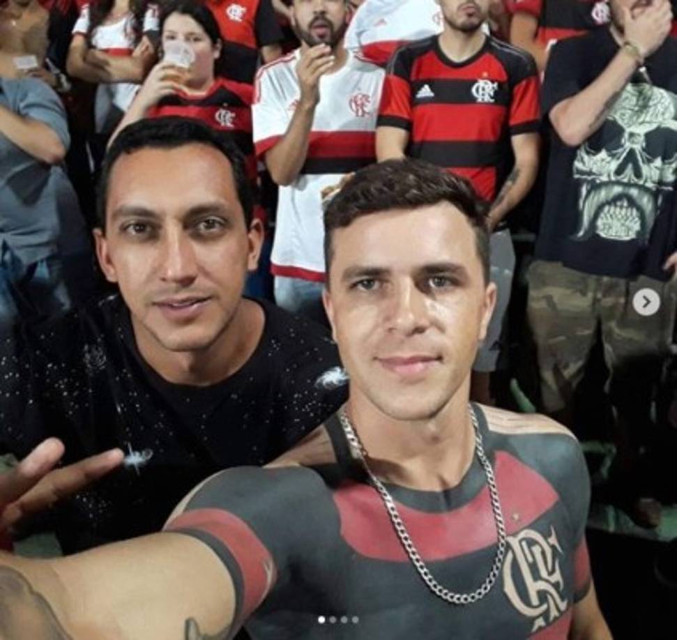 En la imagen, el brasileño junto a otros hinchas del Flamengo.