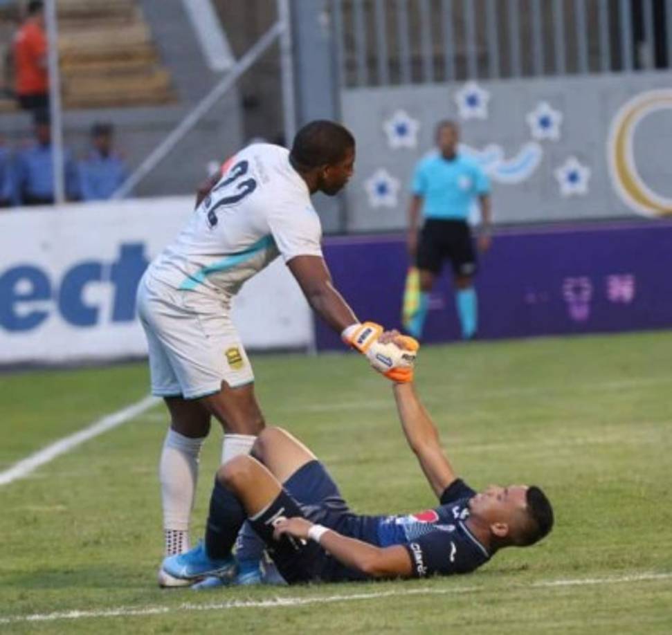 'Buba' López le ayuda a pararse a Marco Tulio Vega luego de que el delantero del Motagua fallara una clara oportunidad de gol.