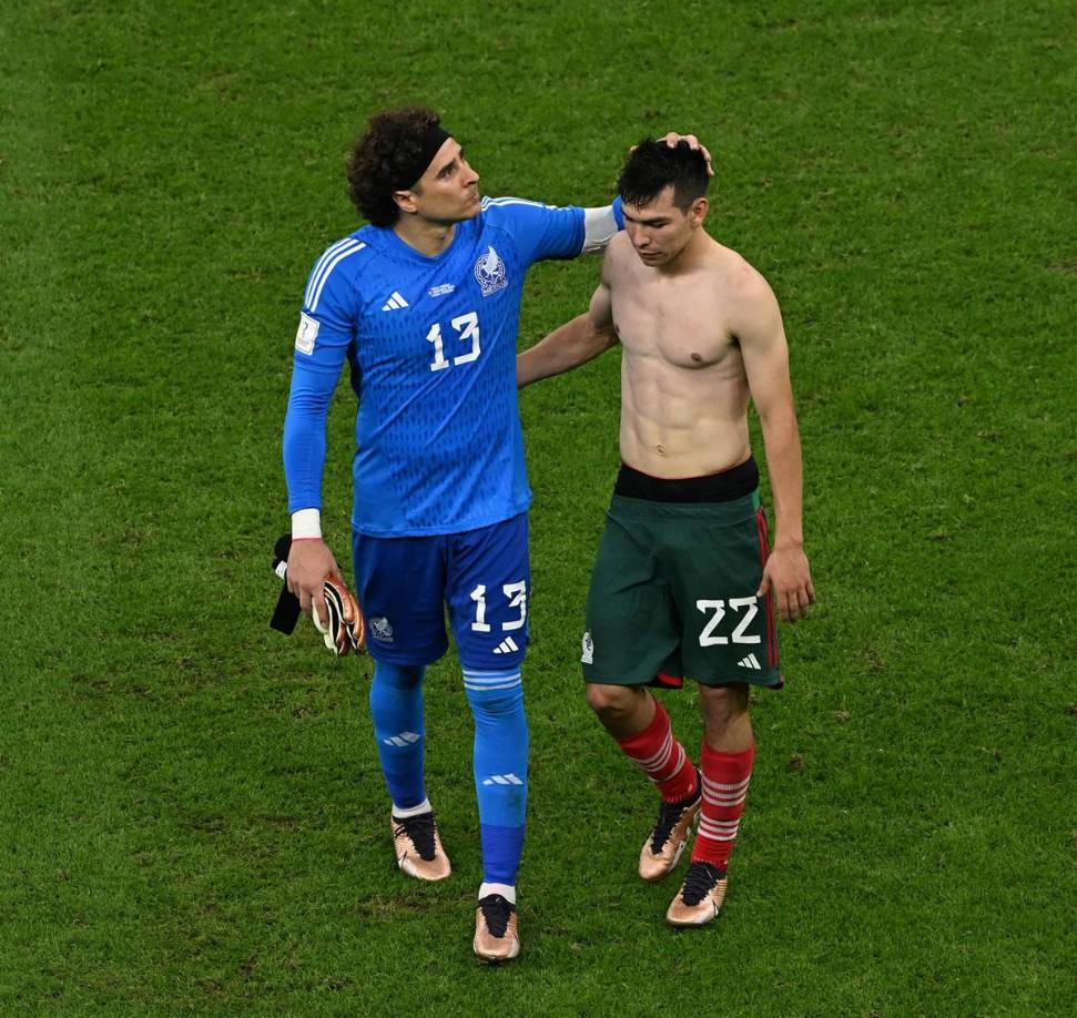 ‘Memo‘ Ochoa consolando al ‘Chucky‘ Lozano.