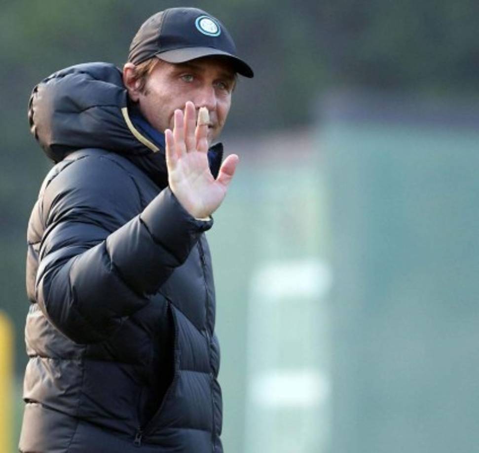 El Inter de Milán, campeón de la liga italiana de fútbol este año por primera vez desde 2010, y su entrenador Antonio Conte decidieron por 'mutuo acuerdo' romper su relación, anunció el club lombardo. Según Sky Sport, Conte habría obtenido 7 millones de euros (8,5 millones de dólares) como compensación por renunciar a su último año de contrato. Foto EFE.