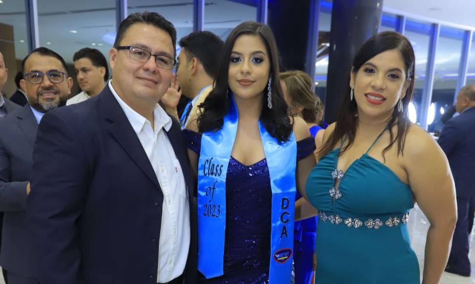 La sonrisa de los rostros de los graduados, así como de padres de familia fue imborrable durante todo el evento. La Destiny Christian Academy y los padres celebraron a los seniors la obtención de su título como bachiller. En el evento, se entregaron reconocimientos especiales a los jóvenes que figuran en la lista de excelencia académica, así como de valores morales que engrandecen la personalidad de cada uno. El Hotel Copantl recibió a centenares de personas en esta importante entrega de adolescentes colegiales, quienes ya se alistan para ingresar a diferentes universidades nacionales e internacionales. En la foto posan: Guillermo Toro, Leda Victoria Toro y Leda Salmerón