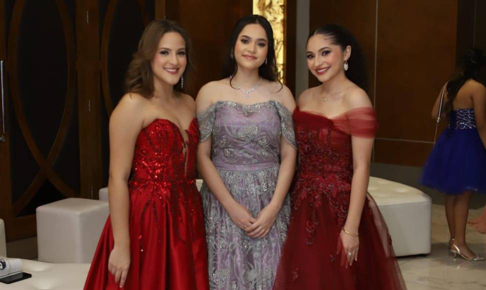 Luciendo sus mejores galas, los graduandos de la Seran School celebran esta noche su fiesta de graduación en el Centro de Convenciones del Hotel Copantl. Con este acto cierran con broche de oro sus estudios de bachillerato para darse paso a la universidad.