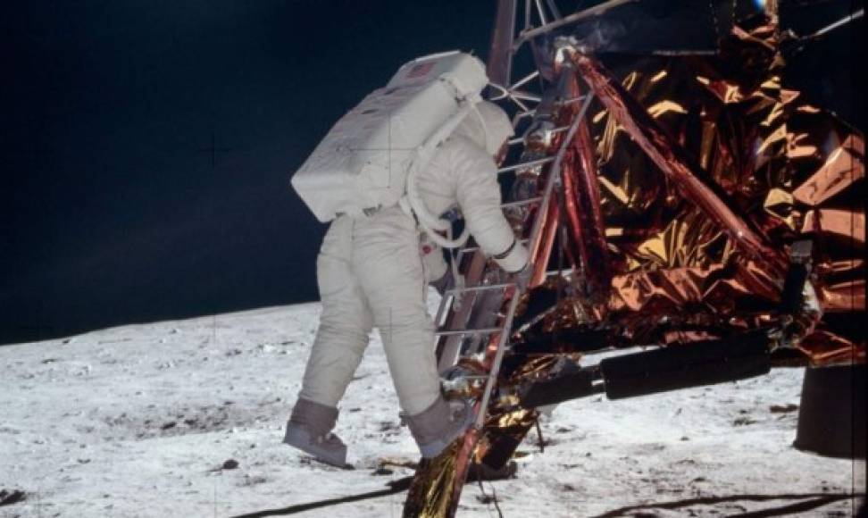 40 años después de que Neil Armstrong dejara sus huellas en la luna, más de 9.000 imágenes inéditas de la misión Apolo, tomadas por las cámaras Hasselblad que los astronautas llevaban instaladas en el pecho, fueron publicadas.
