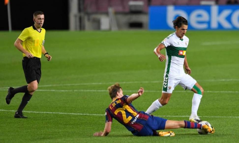 Frenkie de Jong se barre para robarle el balón a Pere MIlla.