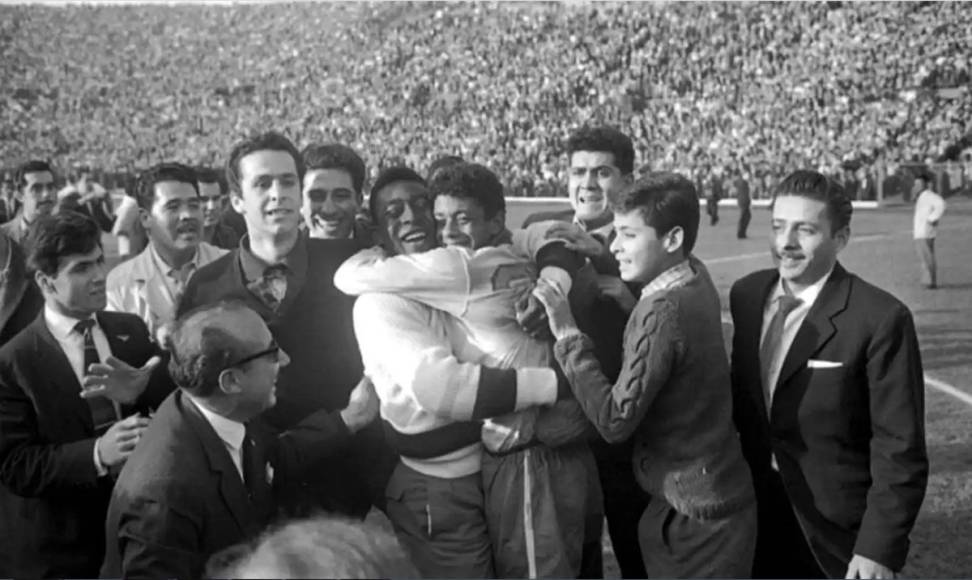 ‘O Rei’ celebrando cuando Brasil volvió a ganar el Mundial en 1962, el segundo título de un Pelé que no pudo jugar la final (tampoco semifinal, cuartos y ante España en primera ronda) por la mencionada lesión frente a Checoslovaquia, que fue rival de los brasileños en la final.