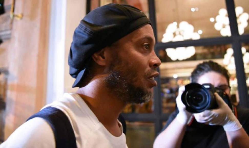 Después de un mes en prisión, Ronaldinho y su hermano fueron liberados, pero están cumpliendo la prisión domiciliaria en un hotel de Paraguay en lo que termina su proceso legal. Hoy se han revelado los lujos del exjugador brasileño.