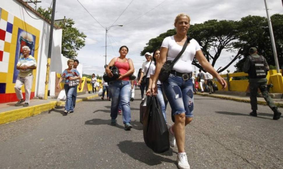 Después del cierre de la frontera ordenado hace 11 meses por el presidente Maduro, por razones de seguridad, el mandatario autorizó el paso peatonal ayer, apenas por 12 horas.