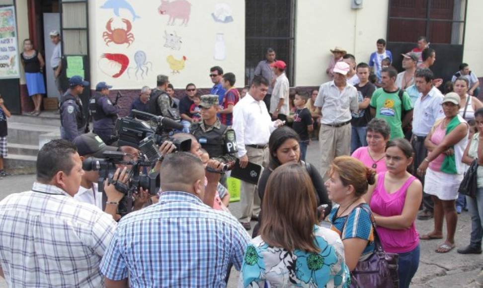 Ambiente frente a los Juzgados de Santa Bárbara previo a la llegada de los cuatro imputados en el asesinato de Miss Honduras Mundo y su hermana.