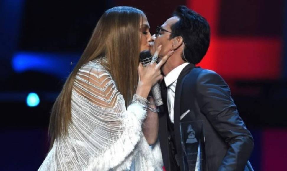 Vale recordar que la separación del cantante y la modelo se dio después de que este apareciera en el escenario de los Grammy Latinos besando a su exesposa Jennifer López.<br/>
