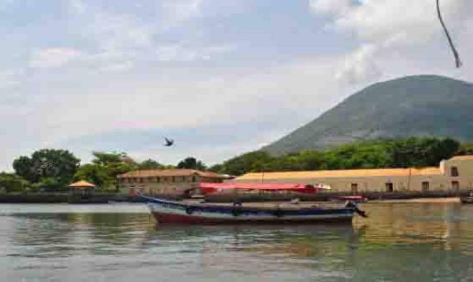 El puerto de Amapala, está ubicado en la Isla del Tigre al sur de Honduras. Amapala es una ciudad que data de la época colonial.