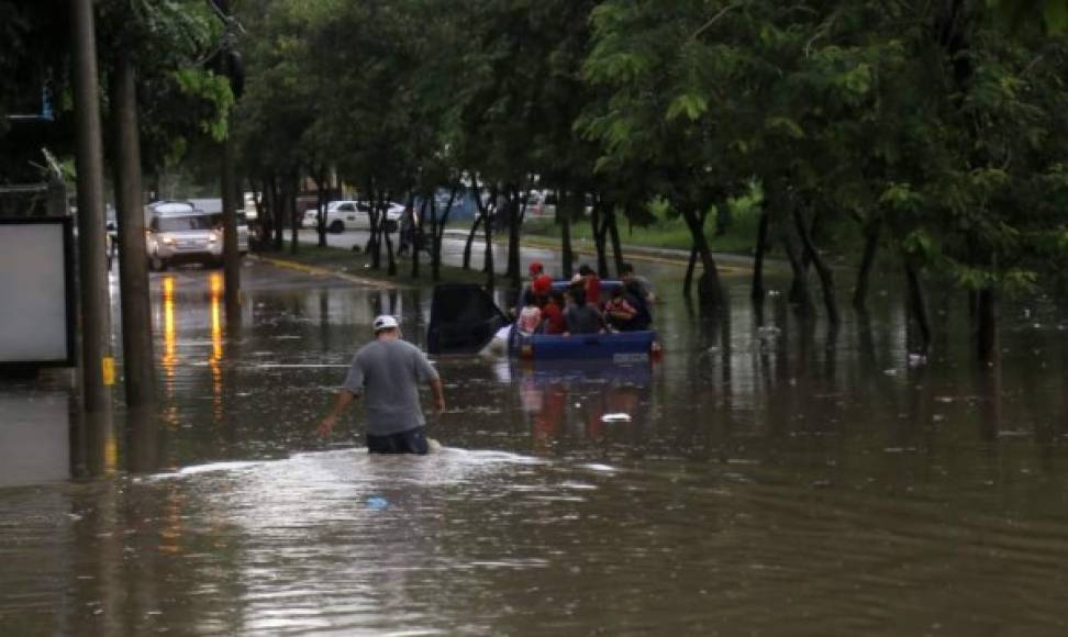 Varios puntos de San Pedro Sula quedaron intransitables debido a una fuerte tormenta que cayó durante la tarde de este domingo.