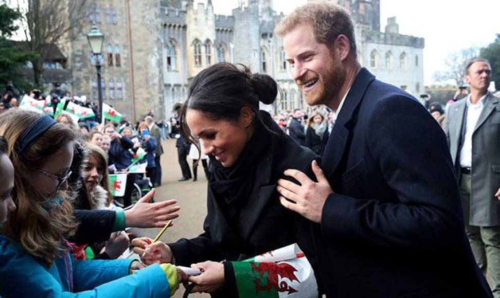 La esposa del príncipe Harry sabía que los miembros de la realeza tienen prohibido dar autógrafos y posar para selfies, sin embargo la exactriz no pudo abandonar su costumbre de estrella.<br/>