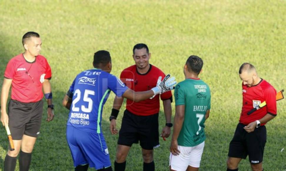Al final del partido, Denovan Torres y Emilio Izaguirre le reclamaron al árbitro Héctor Rodríguez.