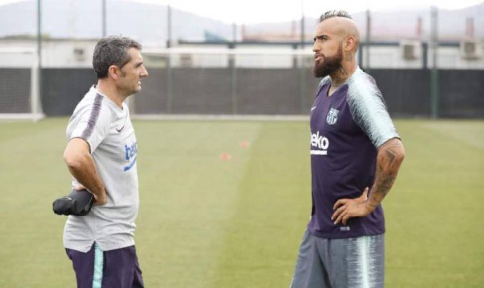 Tras su presentación, el chileno Arturo Vidal se fue a realizar su primer entrenamiento como jugador del Barcelona y el estratega Ernesto Valverde le dio la bienvenida. Estuvieron charlando por varios minutos.