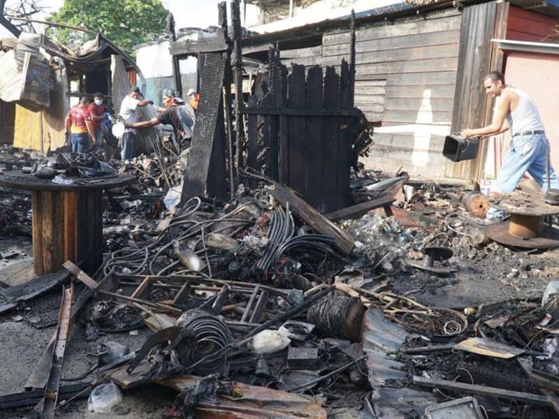 Vendedores llegaron a la zona del incendio.