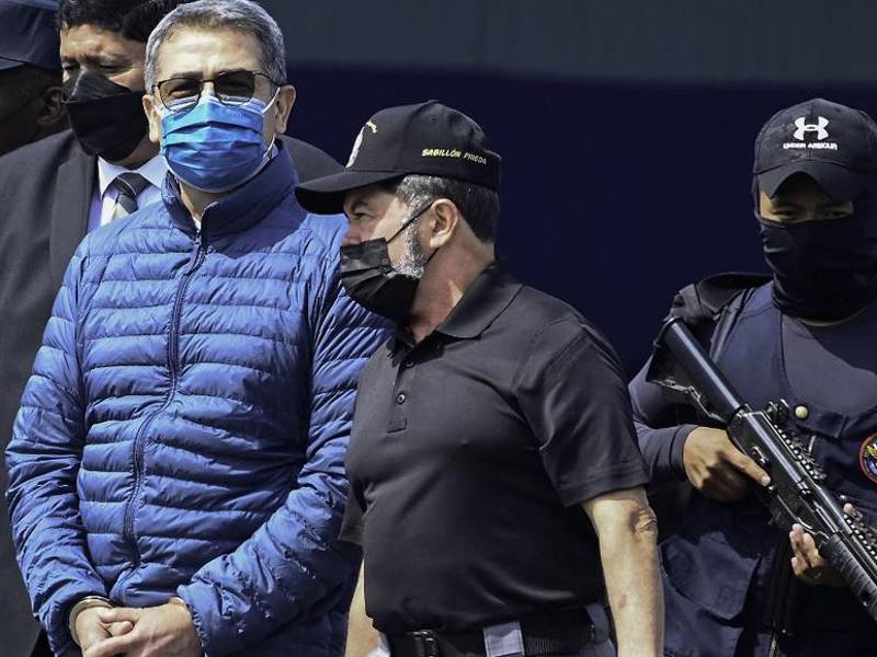 El expresidente hondureño siendo extraditado hacia Estados Unidos.