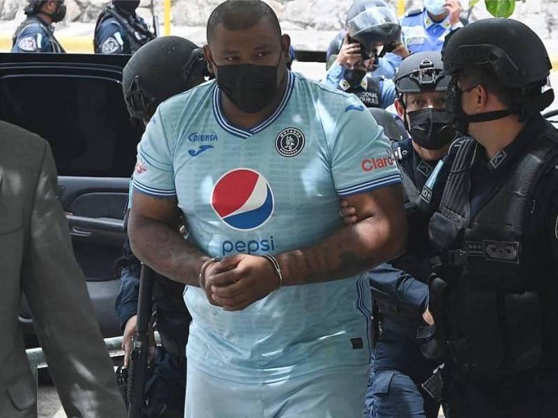 Tokiro Rodas siendo custodiado por policías de Fuerzas Especiales.