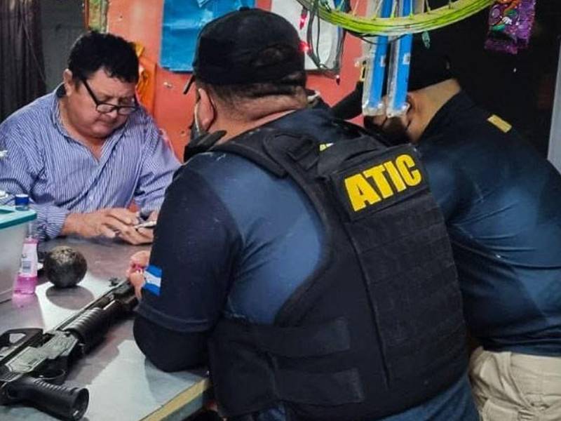 Santos Victoriano Reyes siendo arrestado por agentes de la Atic.