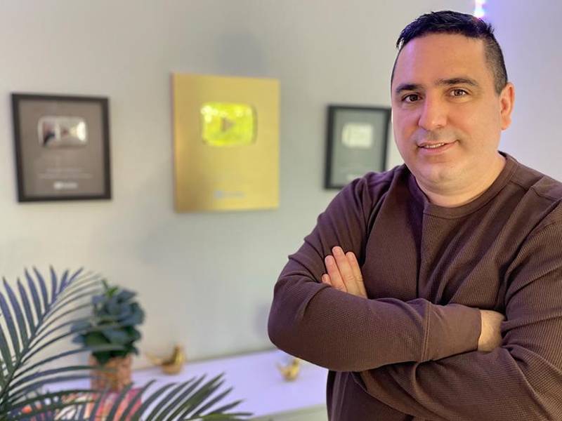 Esteban Correa aparte de ser escritor, es un creador de contenido.