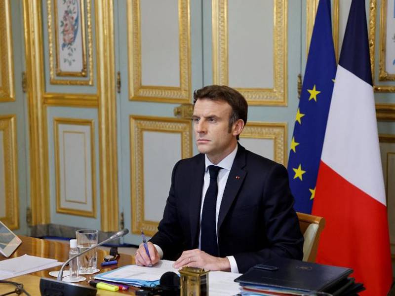 El presidente francés Emmanuel Macron participa en una videoconferencia de los líderes del G7 sobre Ucrania en el Palacio del Elíseo en París.