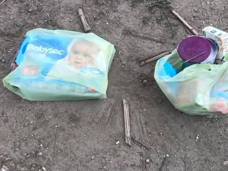 La bolsa que cargaba la mujer quedó en la escena.