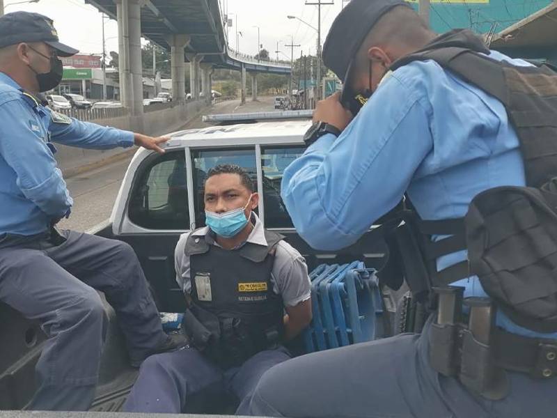 El guardia en poder de la Policía tras lo ocurrido en una zona de la capital.