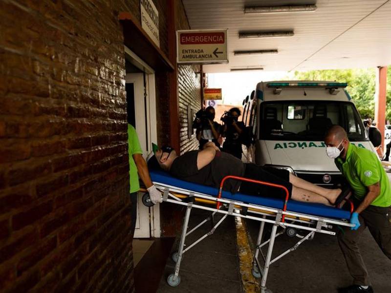 Un hombre ingresa en el Hospital Bocalandro luego de ser envenenado con cocaína, en Loma Hermosa, provincia de Buenos Aires.