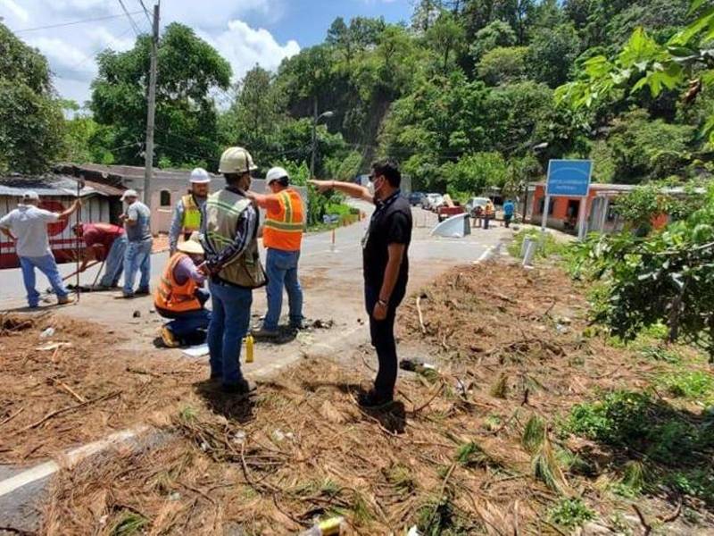 Los trabajos impiden el paso de automotores en Agua Caliente.