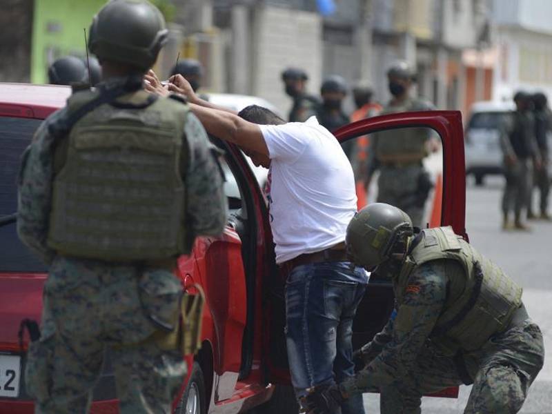 Miembros de la Infantería de Marina realizan operaciones de seguridad en el sur de Guayaquil.