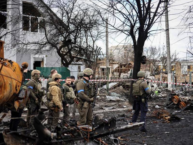 El presidente de Ucrania, Volodymyr Zelensky, se encontraba en la ciudad de Bucha, al noroeste de la capital de Ucrania, Kiev.