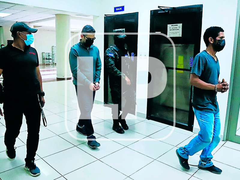 Audiencia. Ayer, los dos acusados Andrés Alberto Alvarado Chandía y Luvis Manuel Nolasco Oviedo fueron llevados ante el juez.