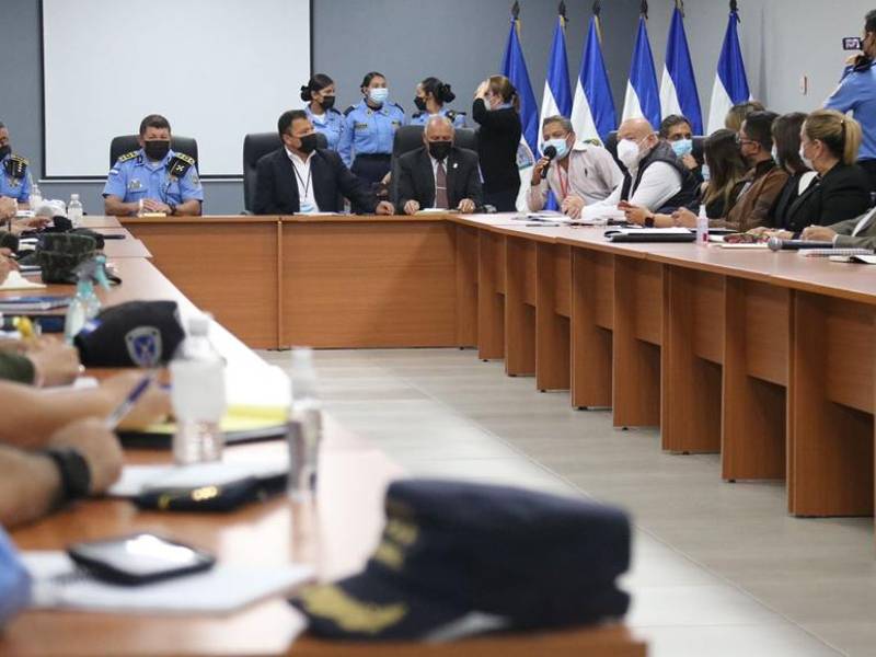 Reunión entre representantes del nuevo gobierno, Secretaría de Seguridad y otras entidades.