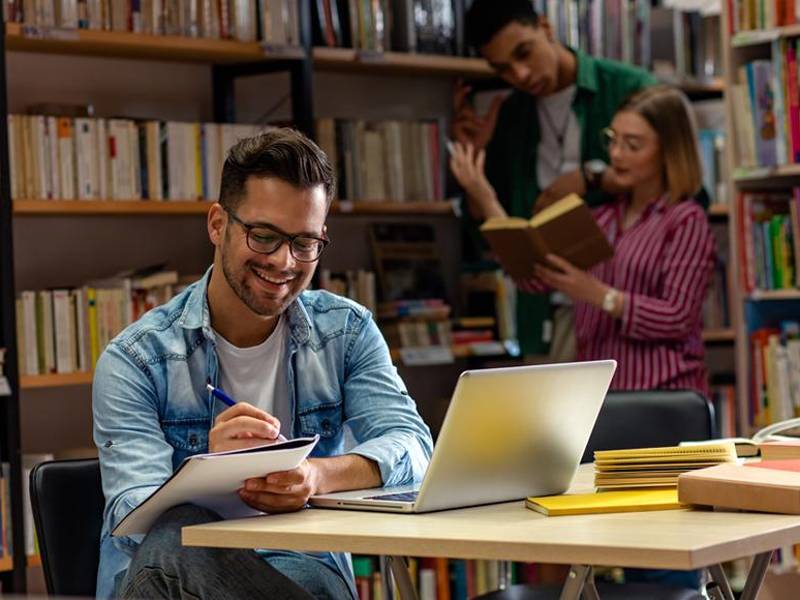 Los participantes son seleccionados por sus méritos académicos y su potencial como líderes.