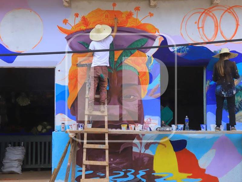 La elaboración de murales lleva hasta dos semanas. Algunos se hacen por equipos de dos o tres personas, como es el caso de los guatemaltecos y colombianos. Esta fiesta artística fue un éxito en su primera edición con 100 pintores. Fotos y video: Franklyn Muñoz