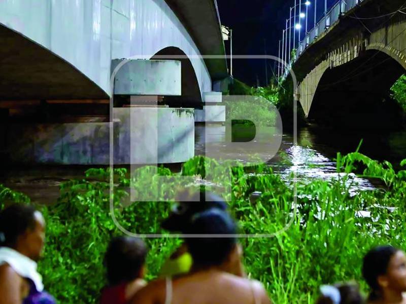 Crecida del río Ulúa causa destrozos en puente y cultivos